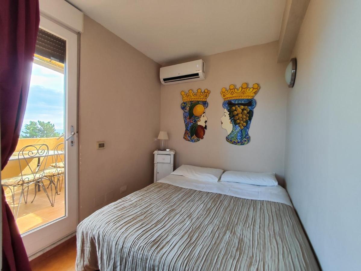 Villa Torre Dei Pirati Letojanni Exterior foto